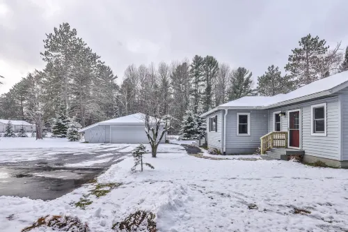 Riverfront Deck and Fire Pit Experience - Stunning Modern Retreat Các khách sạn ở Lincoln