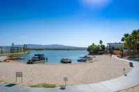 The Nautical Beachfront Resort - Beach