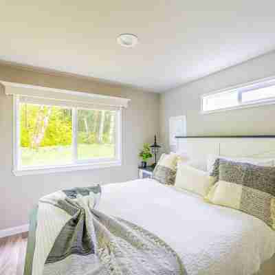 Rainforest Tiny Home Retreat: Farmhouse Rooms