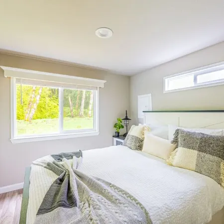 Rainforest Tiny Home Retreat: Farmhouse