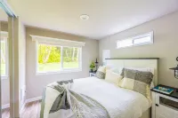 Rainforest Tiny Home Retreat: Farmhouse