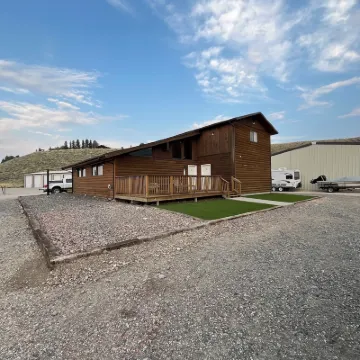 Spacious 5-bedroom, 5-Bathroom lodge! Sleeps 22! Across from famous Cody rodeo!