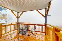 Valley-view condo w/ a large kitchen, stone-front fireplace, & private patio 로아 마운틴 호텔