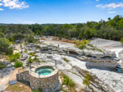 Scenic Views and Expansive Ranch Amenities - Charming Escape