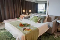 Beachfront Serenity 101|Direct Beach Access |Near Downtown + Tart Trail Hotels in East Bay Township