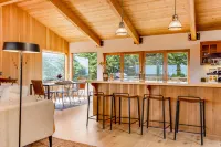 Dreamy coastal home near the bluffs with trails, grill, deck & pool Hotels in Sea Ranch