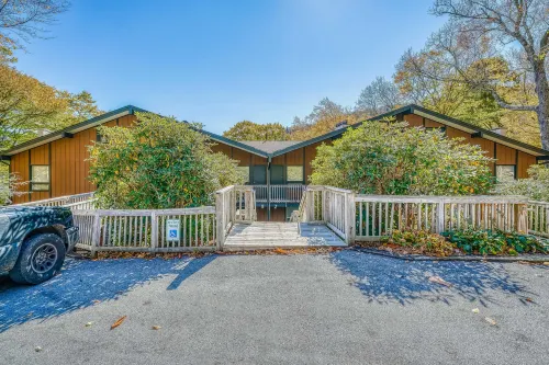 Ground-level condo w/stone fireplace + covered deck Hotel a Montezuma