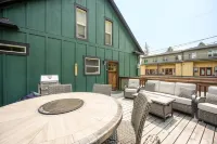 Charming Retreat - Hot Tub, Fire Pit, Rainfall Shower