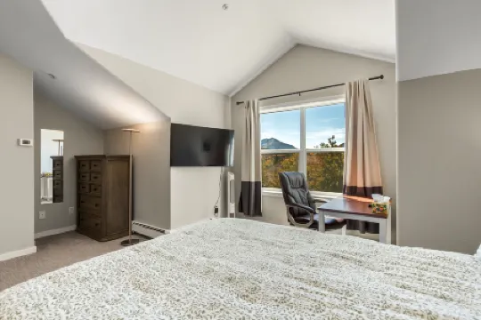 Stunning Mountain Views and Cozy Décor - Charming Alpine Retreat