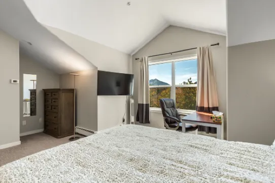 Stunning Mountain Views and Cozy Décor - Charming Alpine Retreat