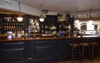 Raven Hotel by Greene King Inns - Quầy bar