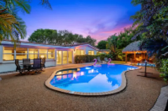 Pool, Spa, Tiki Hut and Spacious Backyard - Charming Retro Oasis