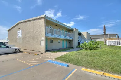 Breezy condo with balcony, pool, fast WiFi, central AC & W/D Moby Dick's Souvenir Shop 주변 호텔