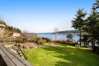 Water-view cottage on Hood Canal - wood stove, beach access, kayaks - 1 Dog OK Các khách sạn ở Seabeck
