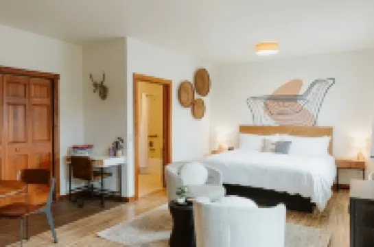 Modern Studio Suite with Kitchen and Smart Amenities - Chic Retreat