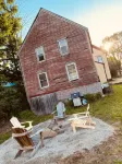 Easy Access to Downtown and Beach Parking - Charming Spacious Haven