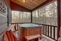 Picture-perfect cabin with private hot tub, deck space, fireplace, & more Hotel di Cherry Log