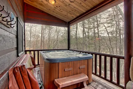 Picture-perfect cabin with private hot tub, deck space, fireplace, & more Отели в г. Эпворт