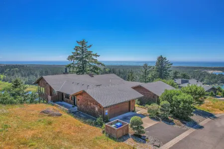 Pelicans Perch Pacific City