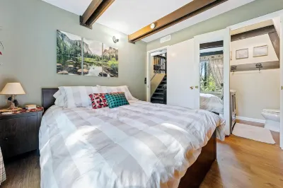 Chief Peak cabin near Yosemite with deck, nature views & full kitchen Hotels near Camp Green Meadows