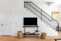 Private Patio and Modern Kitchen for Groups - Stylish Haven Hotels in Montopolis