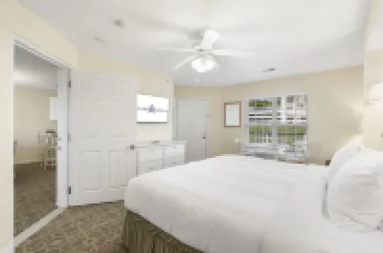 Resort Amenities and Scenic Lake Access - Charming Family Haven