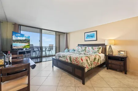 Expansive Lanai and Stunning Sunset Views - Luxurious Oceanfront Haven