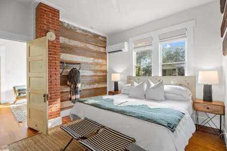 Private Hot Tub and Walking Distance to Shops - Charming Art-Inspired Studio