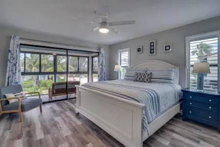 Access to Heated Swimming Pool and Sun Deck - Elegant Coastal Oasis Отели рядом с достопримечательностью «Alvin's Island - Holmes Beach #753»