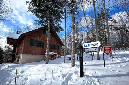 Rendezvous Cabin ~ A/C & Ensuite Sauna & More!