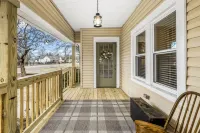 Cozy Cottage newly renovated near DWNTN & MTSU