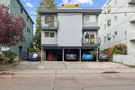 2 bedroom, 1.5 bath Condo w/free Parking, Kitchen, WiFi, W/D & 97% walk score Отели рядом с достопримечательностью «Sakya Monastery of Tibetan Buddhism»