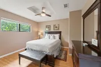 Lakeside Shiraz Haus w/Dock & Incredible Views.  Rent as 2BR or 4BR w/ Next Door Unit Hotels in Lago Vista
