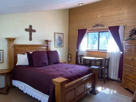 Mountain Views and Cozy Outdoor Spaces - Charming Cabin Retreat