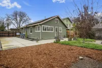 Fenced Yard and Close to Downtown Attractions - Cozy Charming Hotels in Davis