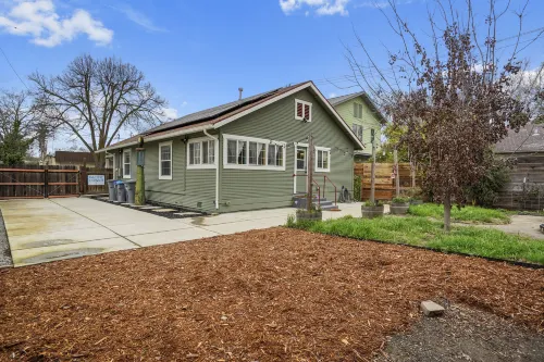 Fenced Yard and Close to Downtown Attractions - Cozy Charming Hotels in Davis