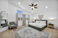 Pool, Hot Tub, Game Room and Mini Golf - Luxurious Haven