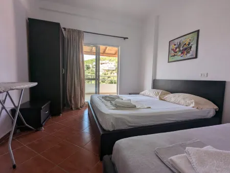 Friend & Family Apartment Himare Отели рядом с достопримечательностью «Qeparo Beach»