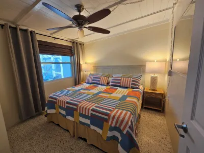 Heated Pool! Free Bikes, Kayaks, Sups! One of a kind on Manasota Key!