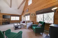 Large Deck, Fire Pit and Modern Amenities - Cozy Tranquil Retreat