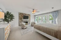 Luxe Lakefront Retreat with Hot Tub and Kayaks - Stunning Oasis