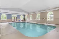 Best Western Plus River Escape Inn  Suites - С бассейном