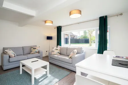 The WhiteCottage at Gildridge wd Hot Tub Отели в г. Магам Даун