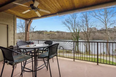 Taneycomo Retreat - Lakefront Condo