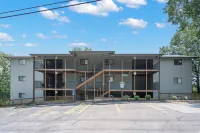 Black Bear Lodge - 1 Mile from Silver Dollar City