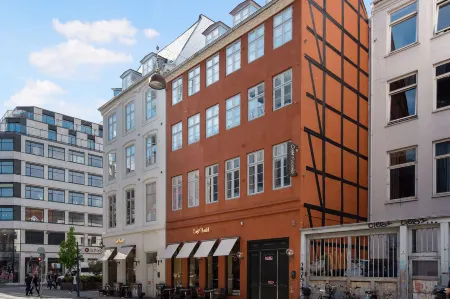 Sanders Regent - Precious One-Bedroom Apartment Near Central Square Отели рядом с достопримечательностью «Памятник Хансу Кристиану Андерсену»