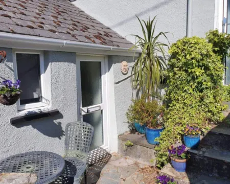 SeaView-Parking-Petsok-Patio-1Br Hotels in Mevagissey