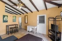A Getaway from Your Getaway 1 Bedroom Condo by RedAwning Hotels in Northwest