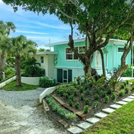 Beautifully Renovated 5 Bedroom Vero Beach 5 Home by RedAwning