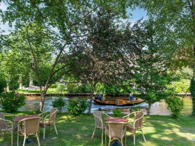Attractive Farmhouse in Giethoorn with Garden